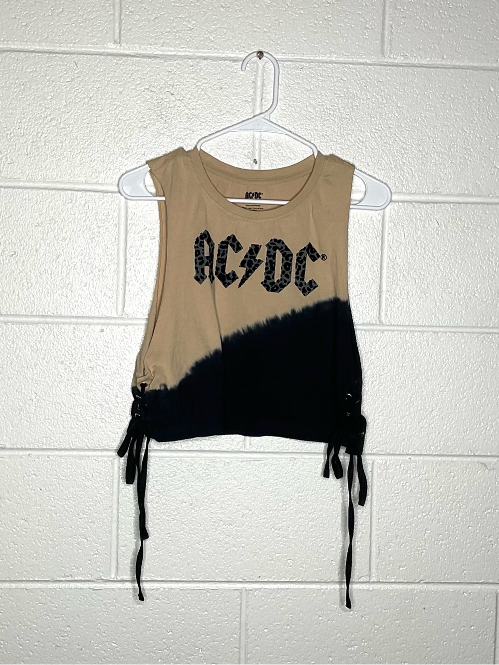 < AC/DC Tan/Black Lace Up Cropped Tank Top Size Medium >
